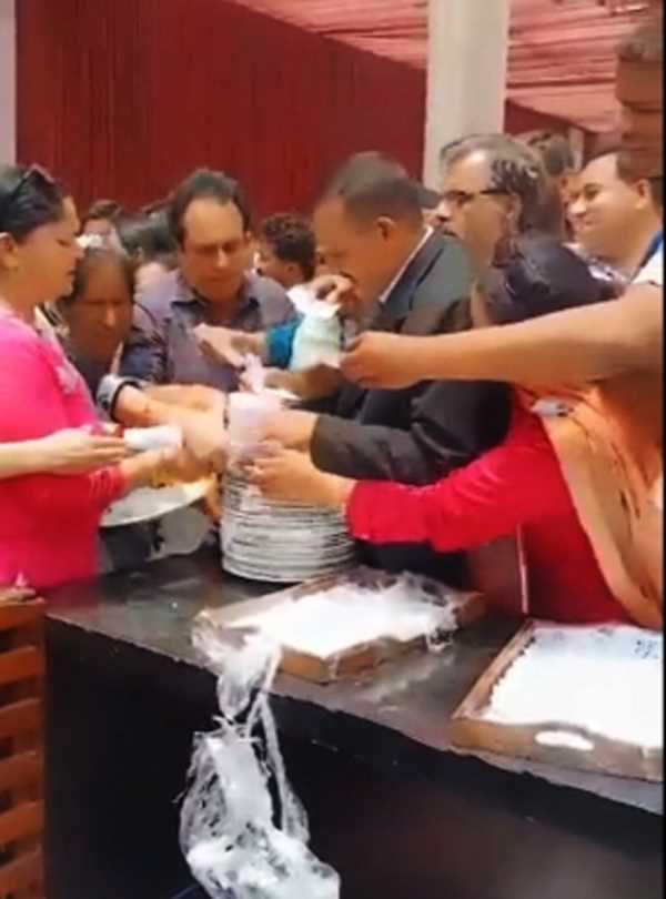 थाली के लिए धक्कामुक्की करते नजर आए पंजाब के शिक्षक, वीडियो वायरल